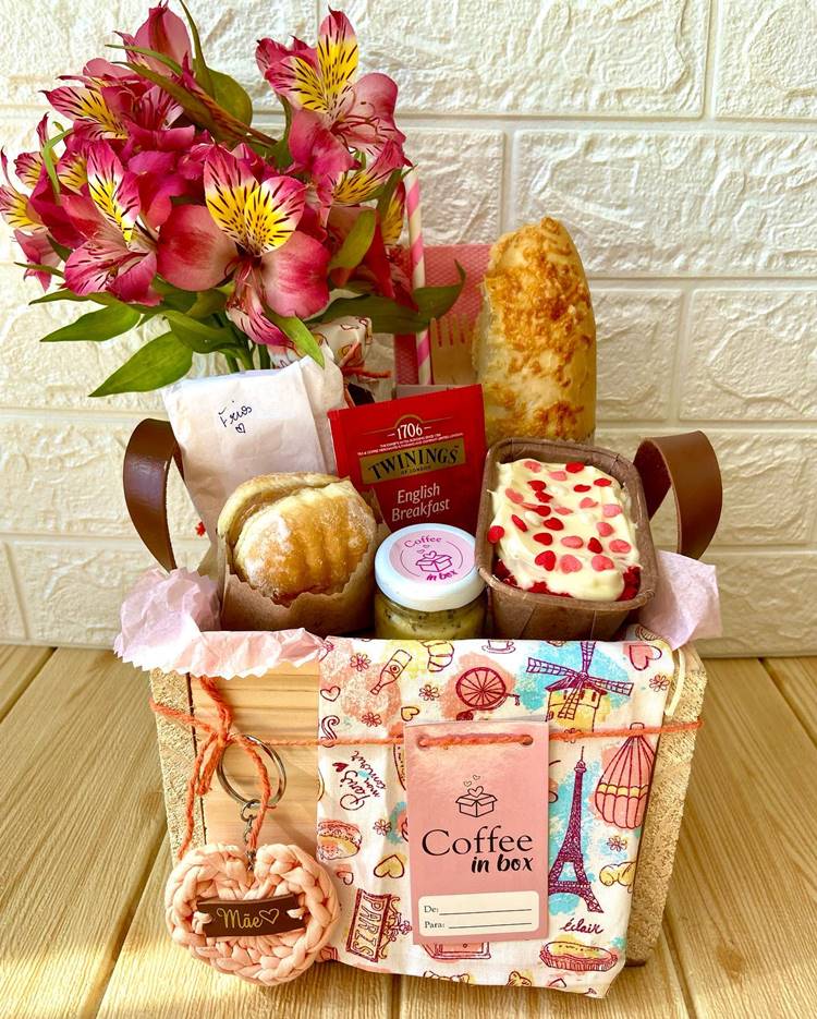 Cesta de Dia das Mães, com sonho, galeias, pães, frios, flor