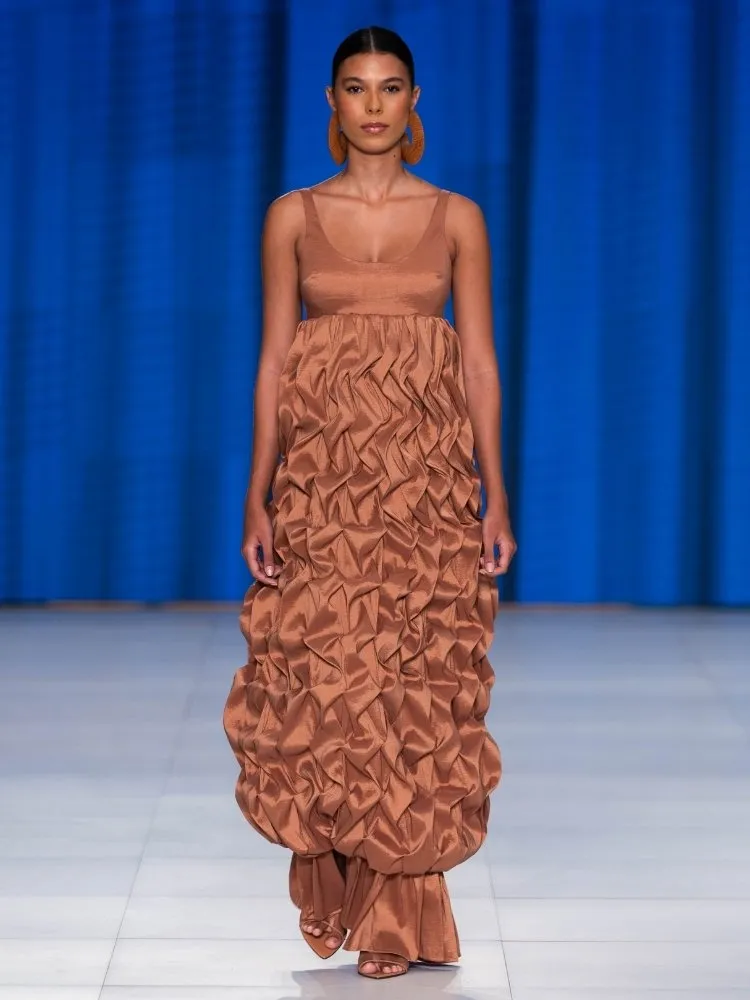Modelo no desfile de Patú, durante o 3º dia do DFB Festival 2026