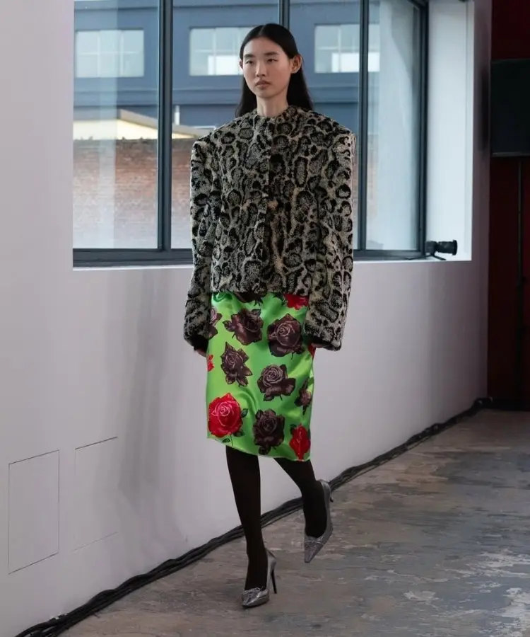 Modelo usando mix de estampas, uma das tendências da Semana de Moda de Milão Outono Inverno 2026