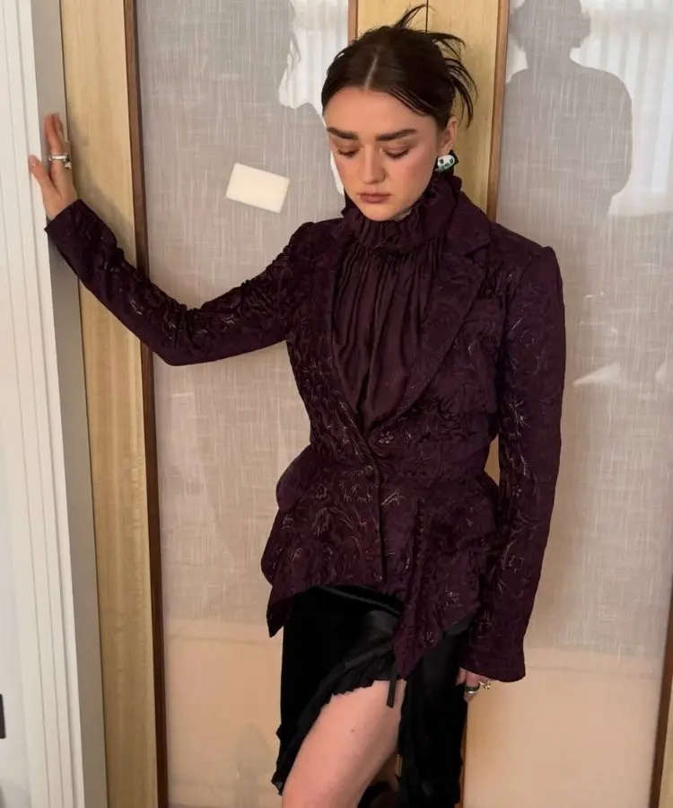 Maisie usando look vintage Gucci & DKNY durante divulgação do filme Da Magia à Sedução: Feitiço de Amor