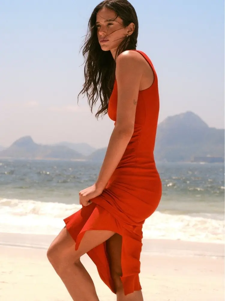 Foto de Bruna Marquezine de vestido vermelho na campanha de verão 26 da Hering
