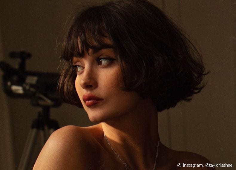 Corte cabelo curto com franja de Taylor Ashae