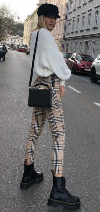 coturno, calça burberry e casaco tricô.