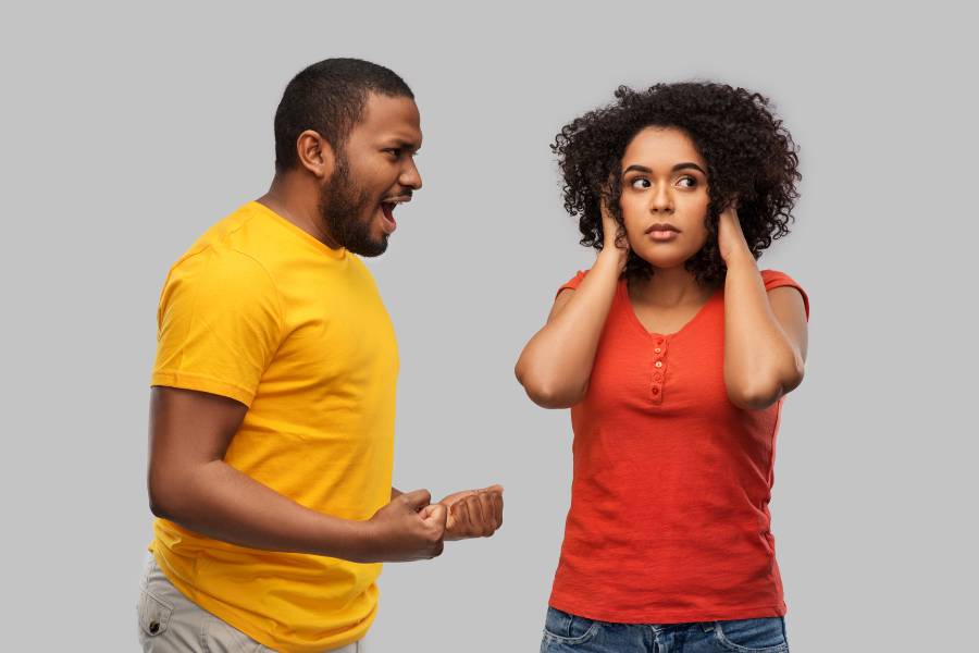 Homem gritando com uma mulher.