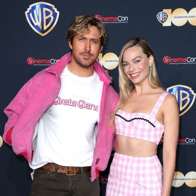 Ryan Gosling com blusa de Greta Gerwing e Margot Robbie