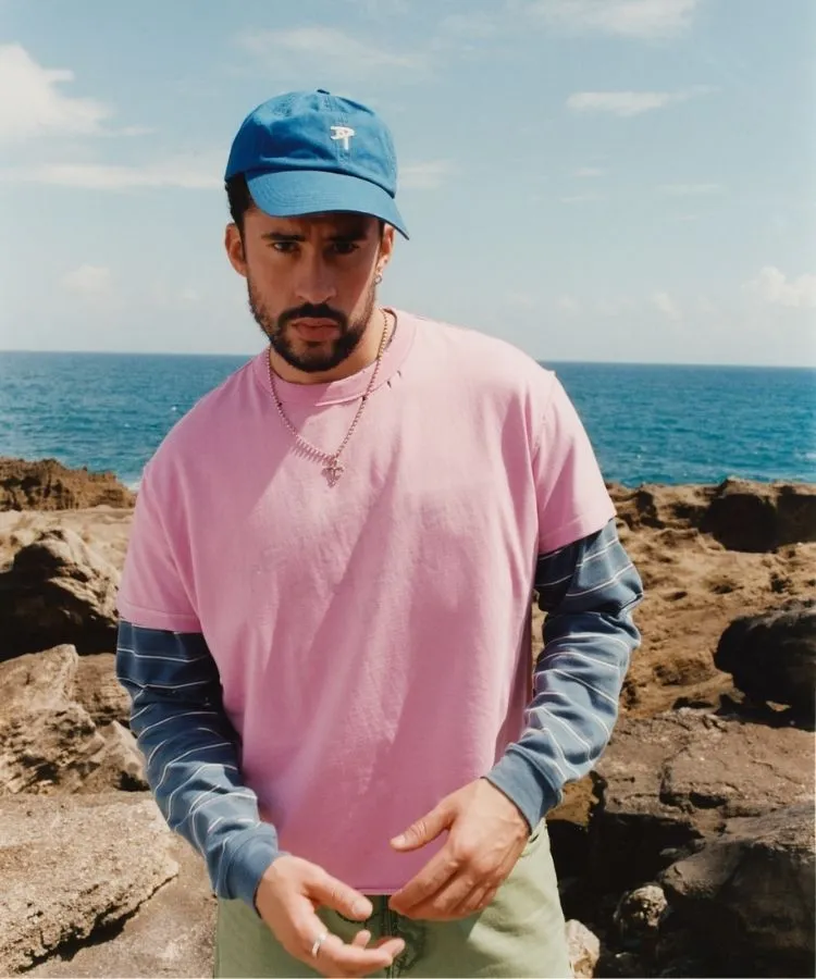 Bad Bunny em campanha de sua colaboração de roupas com a Zara