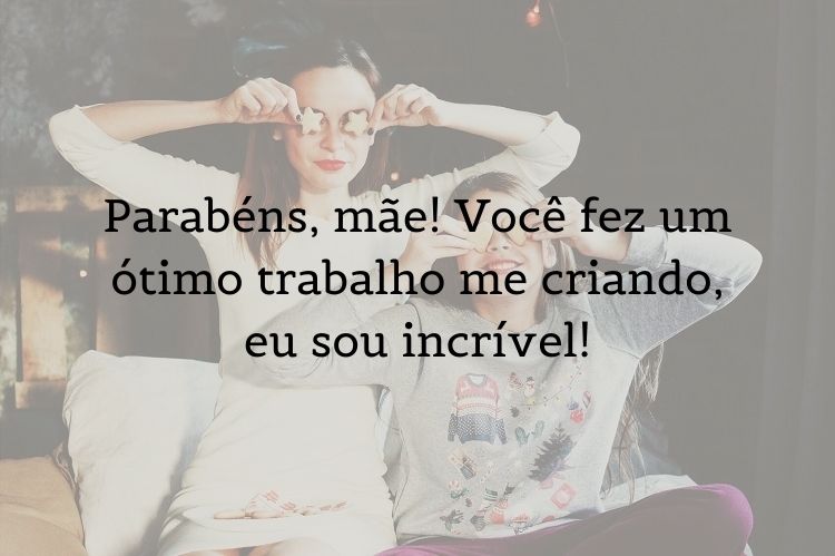Foto de mãe filha colocando biscoito nos olhos e frase "Parabéns, mãe! Você fez um ótimo trabalho me criando, eu sou incrível! "