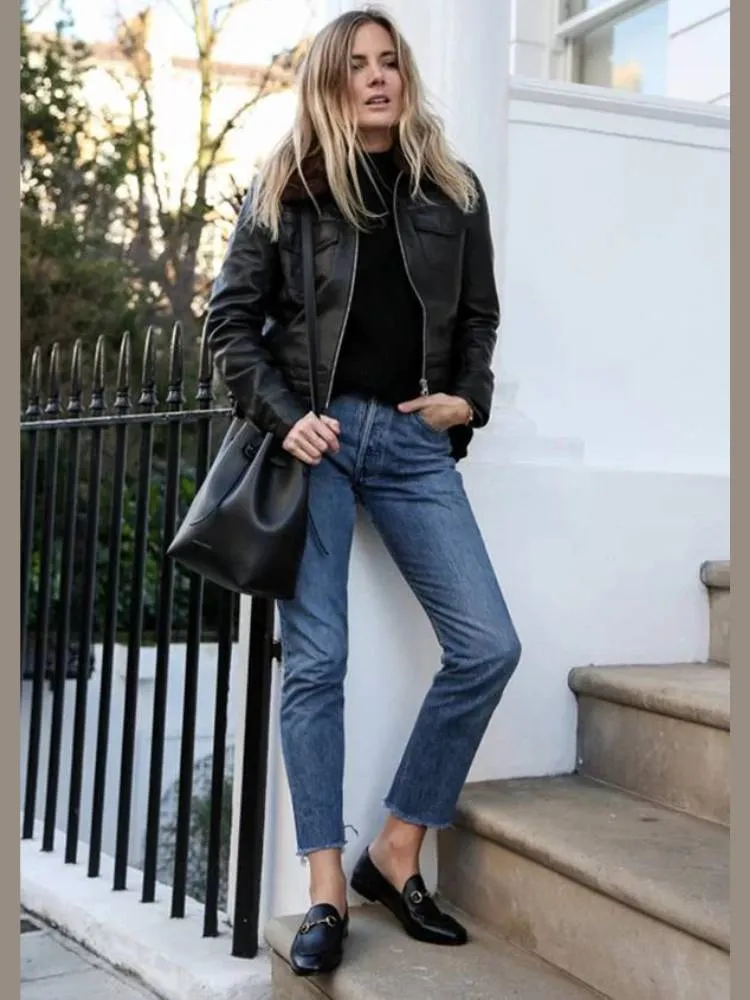 mulher usando jaqueta de couro, calça jeans skinny e mocassim