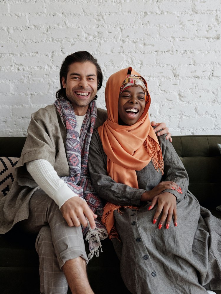 Casal sorrindo para post sobre legendas para fotos sorrindo