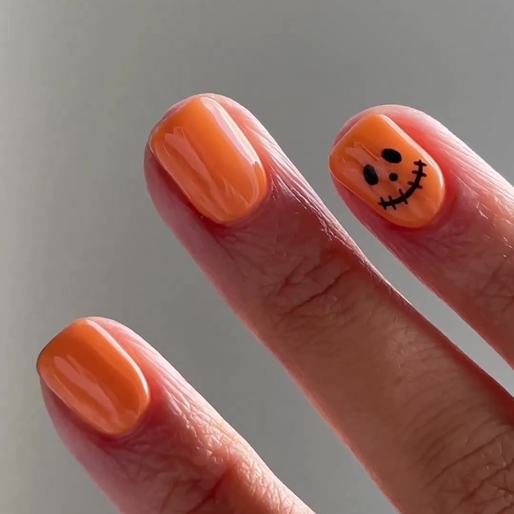 Resultado da unha carinha de abóbora do passo unha decorada para Halloween