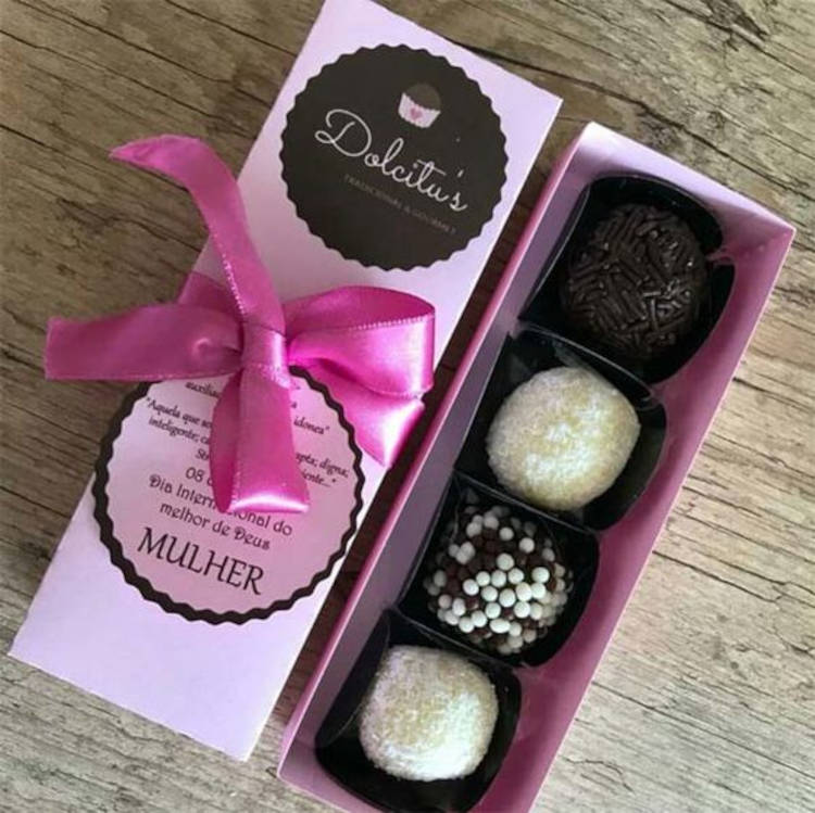 Lembrancinha para o Dia da Mulher com bombons.