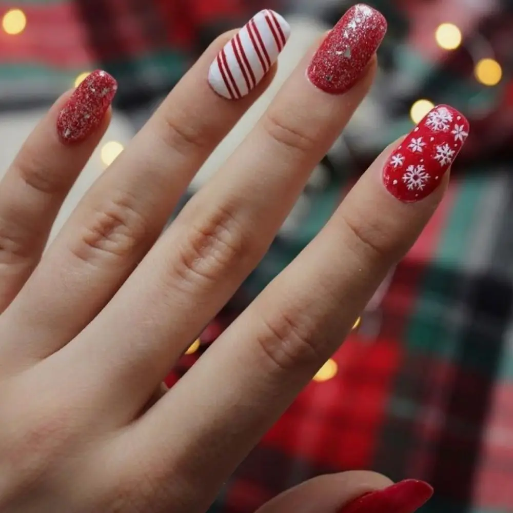 Unha natalina com flocos de neve e muito Glitter.