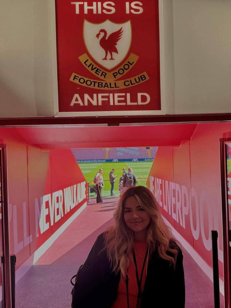 Giulia Vanni no corredor de Anfield 