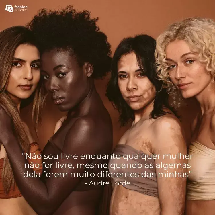 Frases de mulheres empoderadas escritas sobre foto de quatro mulheres, cada uma com sua própria expressão, em um fundo marrom.

