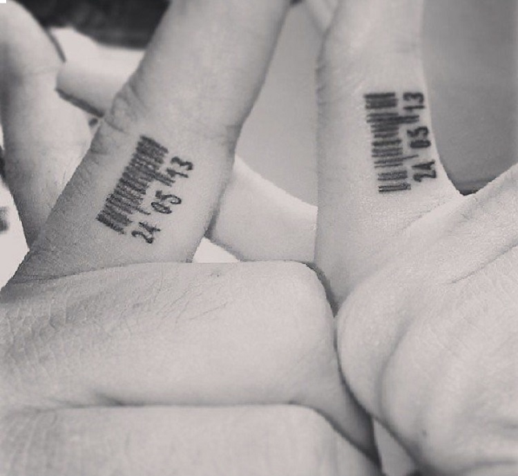 Tatuagem de casal criativa