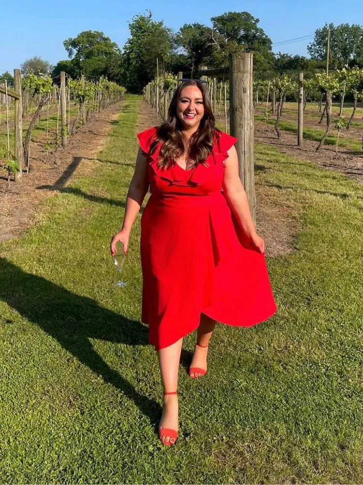 mulher usando vestido vermelho com sandália de tiras