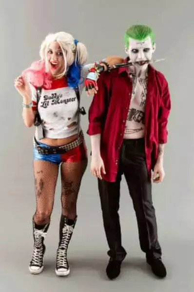 Foto de mulher fantasiada de Arlequina e de homem fantasiado de Coringa