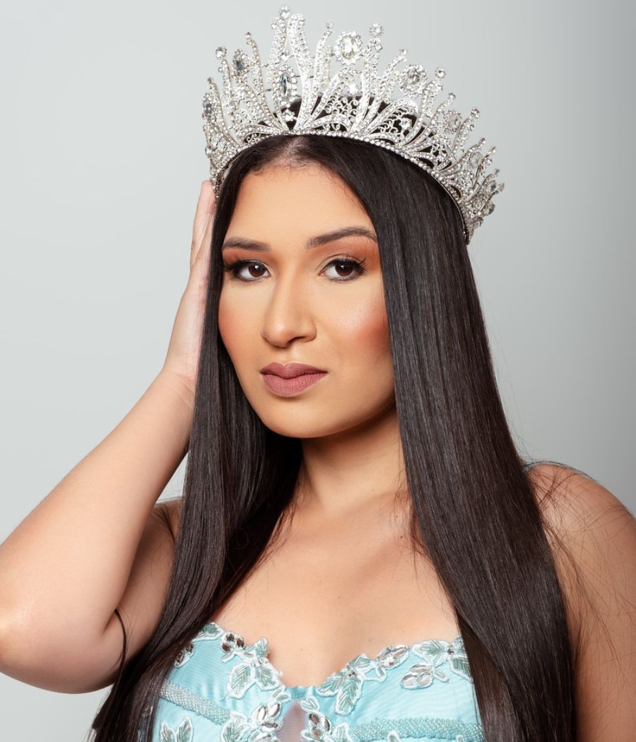 Miss Estrada Real usa uma coroa