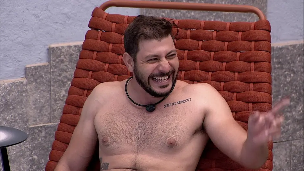 Na foto, aparece Caio dando risada