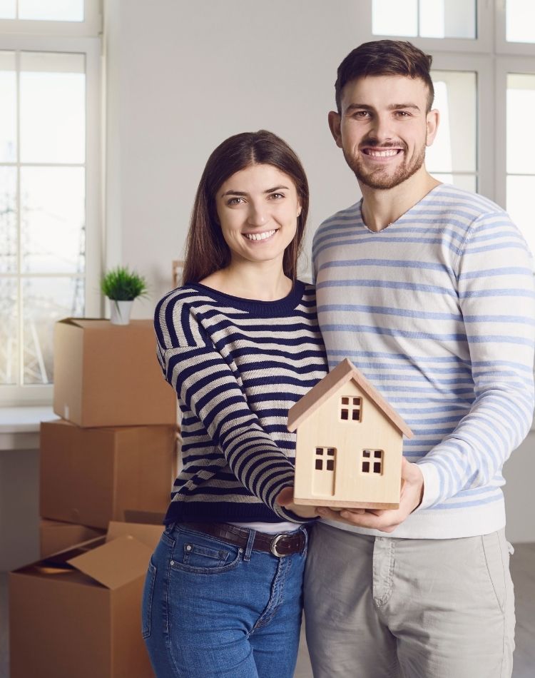 Locatário no imóvel alugado. Casal de locatário de mudança.