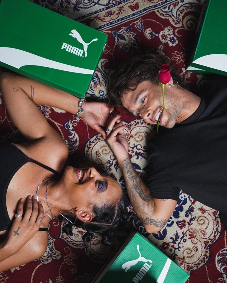 Foto vista de cima de casal em volta de caixas de tênis da Puma
