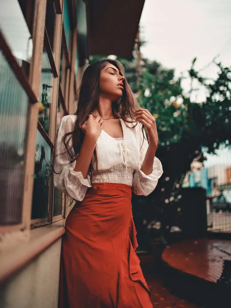 Mulher com saia longa como sugestão de roupa vermelha para Natal