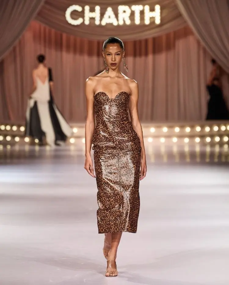 Foto de modelo na passarela durante o desfile da Charth para a coleção "Action"