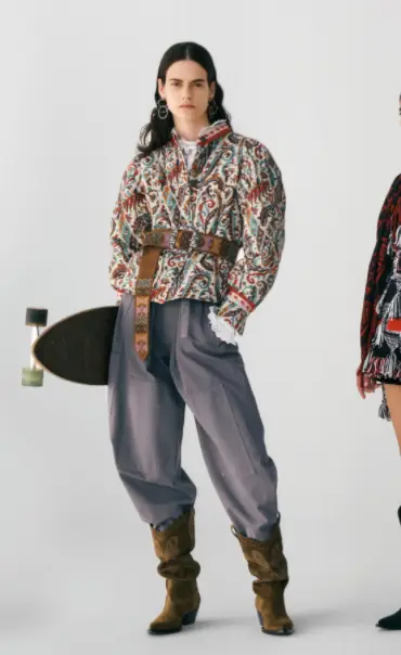 Sobretudo com estampa paisley, cinto, calça baggy e botas.