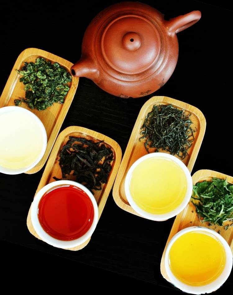 Xícaras com diferentes sabores de chás para desinchar. Vários chás para desinchar.