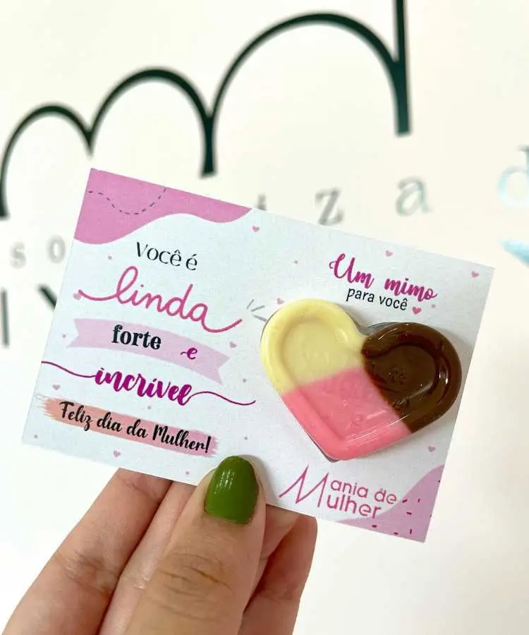 Lembrancinha de Dia da Mulher com doce nucita napolinato e cartão com frase especial.