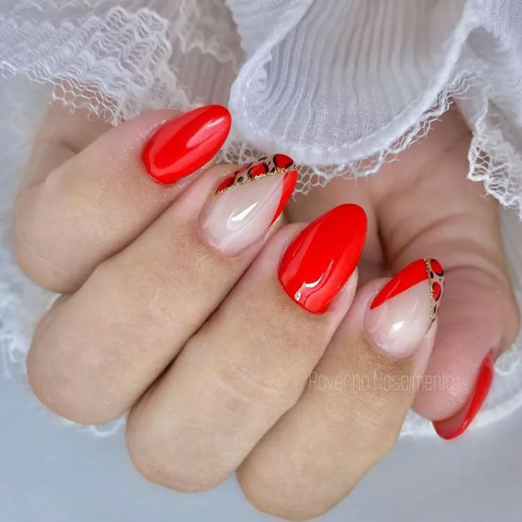 Unhas almond vermelhas decoradas, francesinha trabalhada na estampa de oncinha e glitter dourado