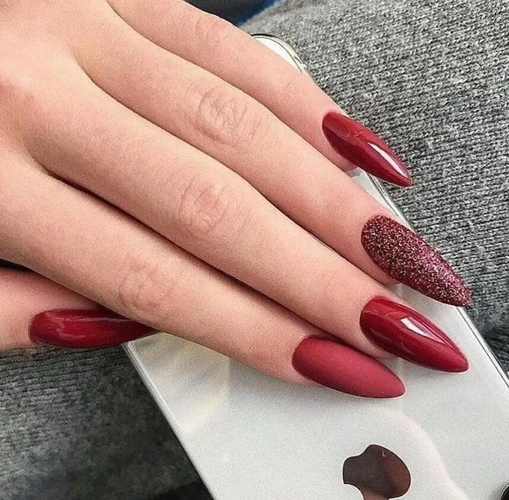Mistura intercalada de esmalte brilhoso, fosco e decoração.