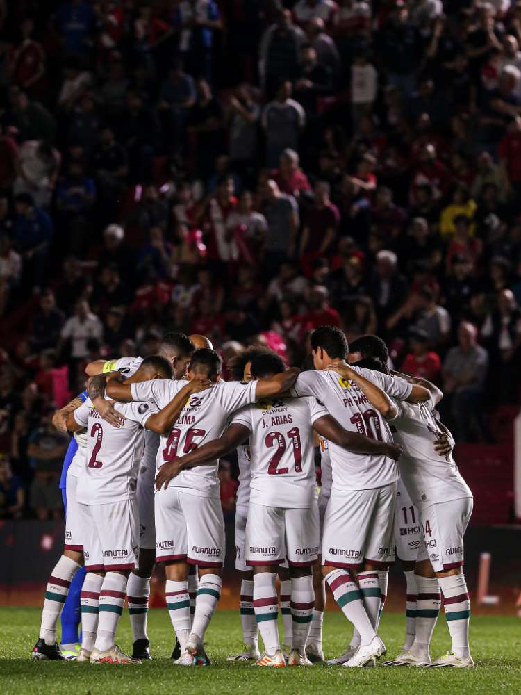 Elenco do Fluminense se abraçando e usando o segundo uniforme. 