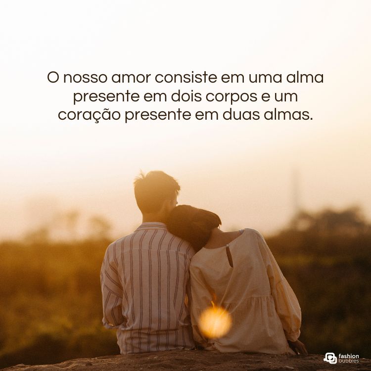 Imagem de um casal sentado ao ar livre, com a mulher apoiando a cabeça no ombro do homem, olhando para um pôr do sol dourado. Texto ao centro diz: "O nosso amor consiste em uma alma presente em dois corpos e um coração presente em duas almas." Logotipo da Fashion Bubbles no canto inferior direito.