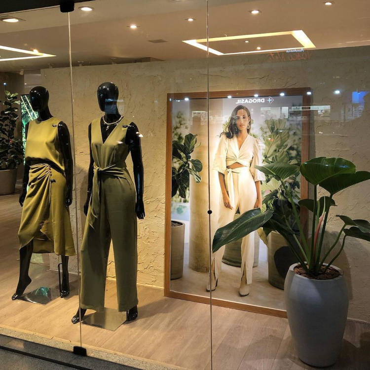 Vitrine minimalista de roupas.
