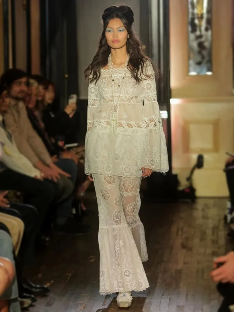 Foto de modelo usando conjunto boho de renda Anna Sui