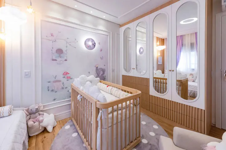 Quarto com espelhos no armário e berço de madeira.