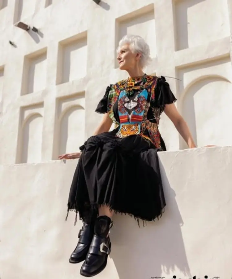 Influencers 60+ Maye Musk, um exemplo do conceito de envelhecimento NOLT