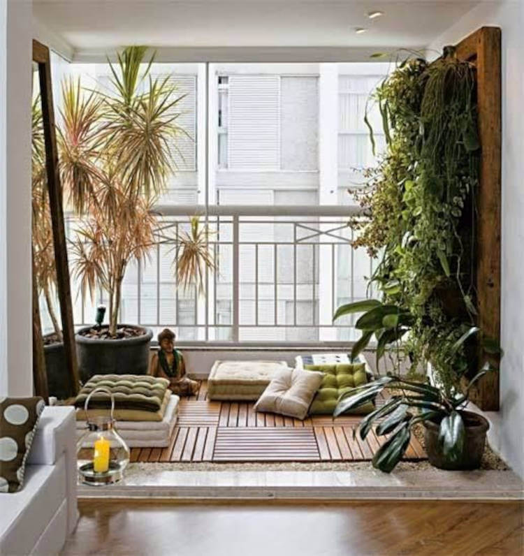 Varanda com jardim vertical, almofadas e puffes