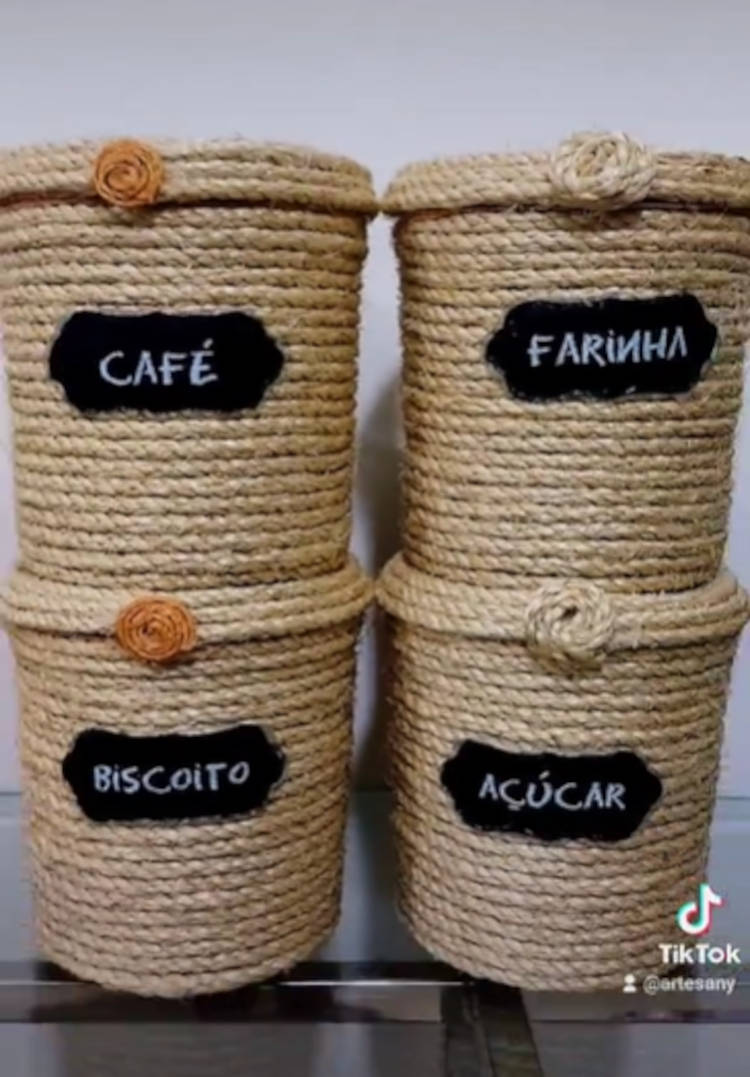 Potes de condimento personalizados.