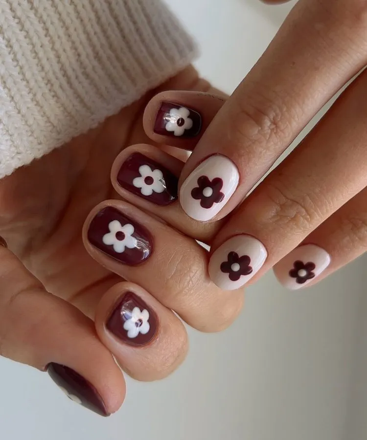 Inspirações de unhas brancas decoradas com flores marrons