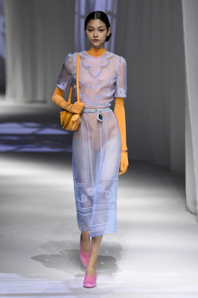 look transparente azul celeste