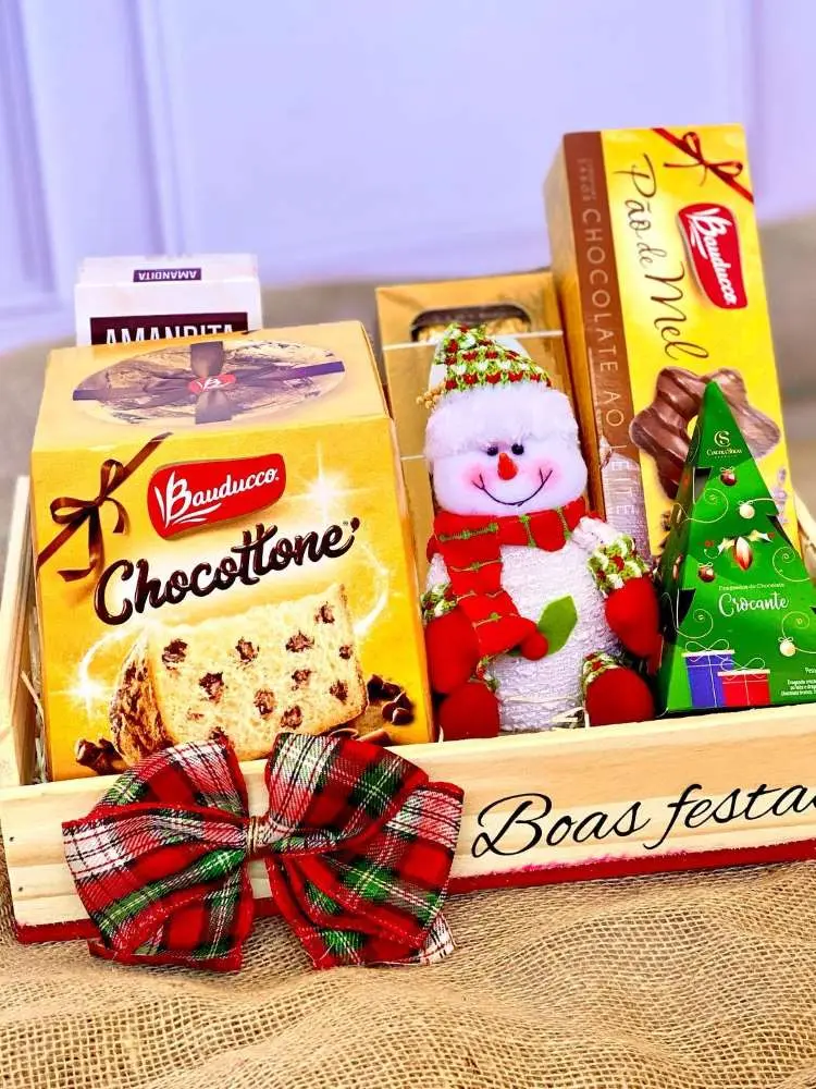 Caixote de boas festas com doces e laço. 