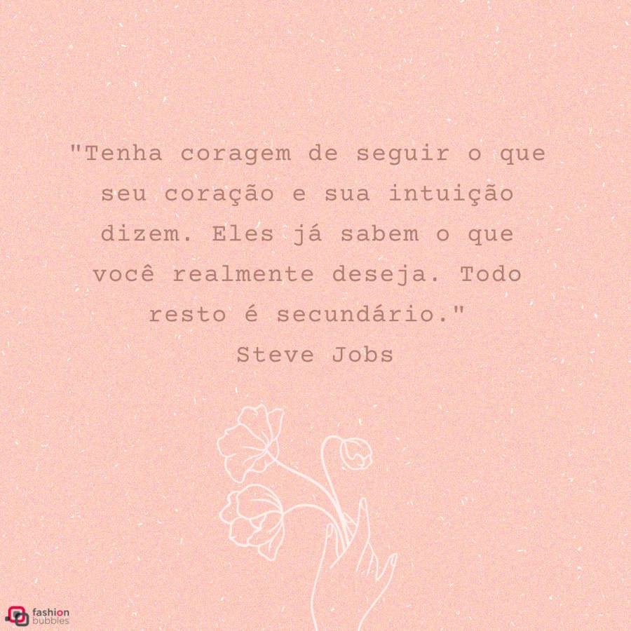Imagem com a frase de Steve Jobs no centro, com o fundo rosa com pontos brancos e abaixo uma ilustração de uma mão segurando três flores