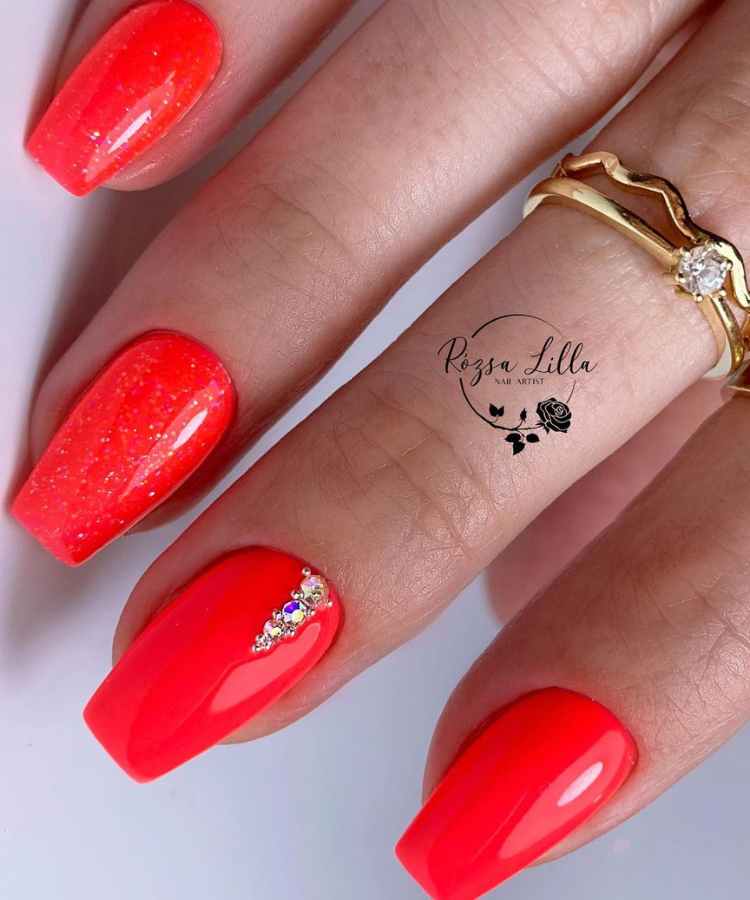 Unhas decoradas simples vermelho, glitter e pedraria.