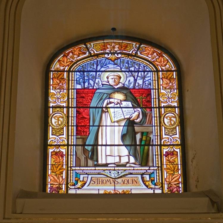 Vitral de igreja com São Tomás de Aquino