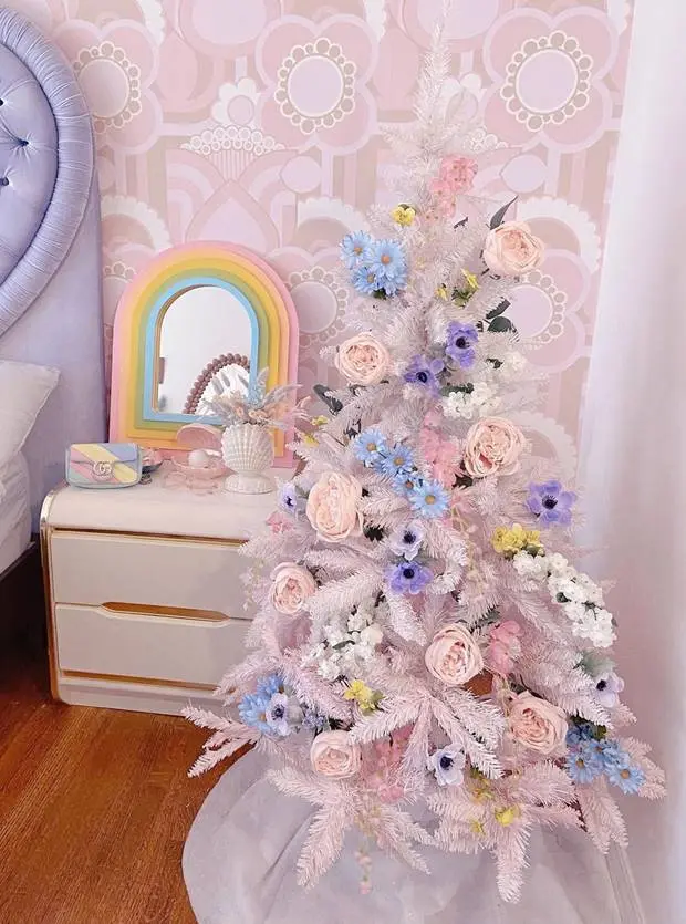 Foto de árvore de Natal decorada com flores.