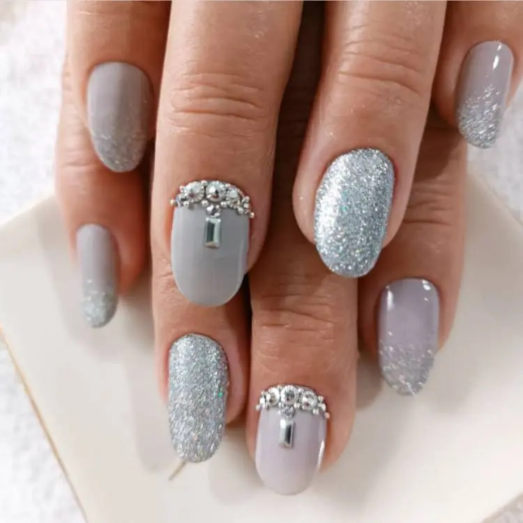 unhas redondas em prata, cinza e com pedrarias
