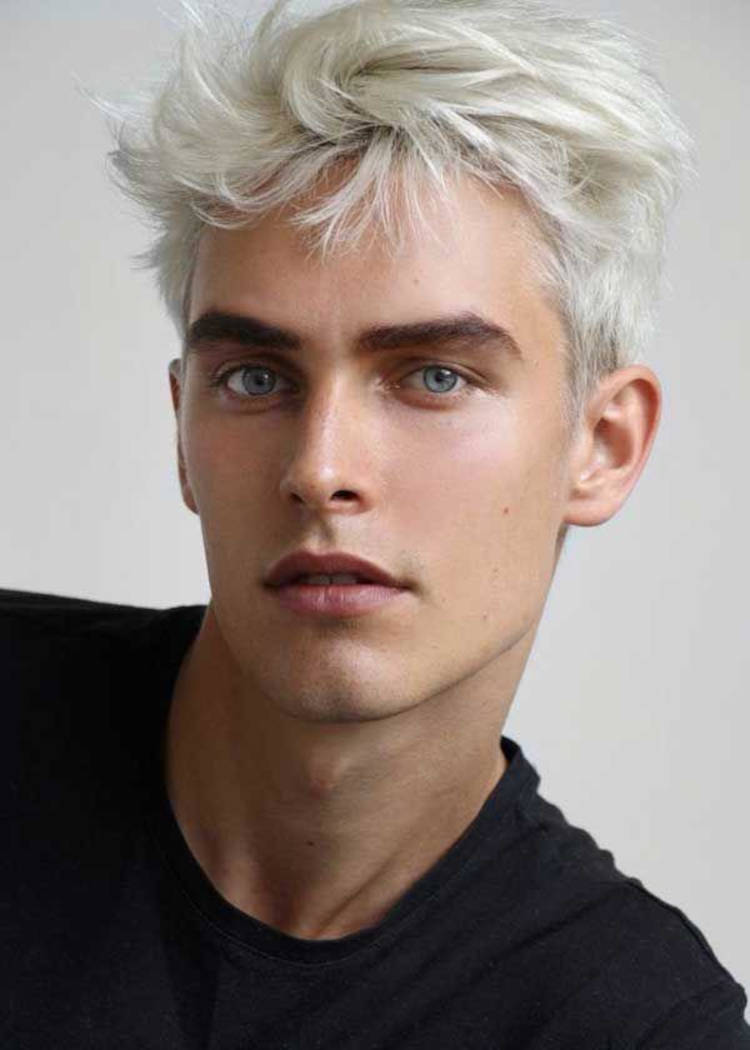 Homem de pele clara com cabelo platinado
