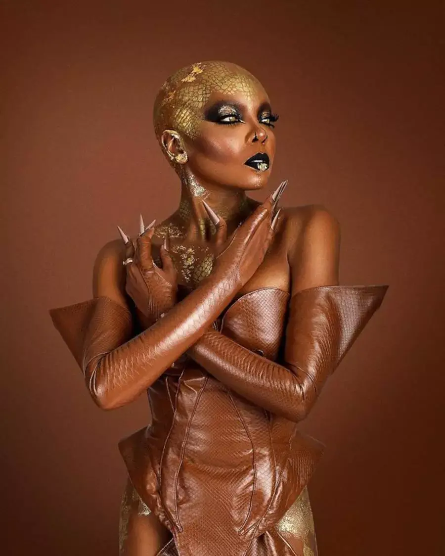 Thelma Assis fantasiada de Serpente para o Halloween da Sephora